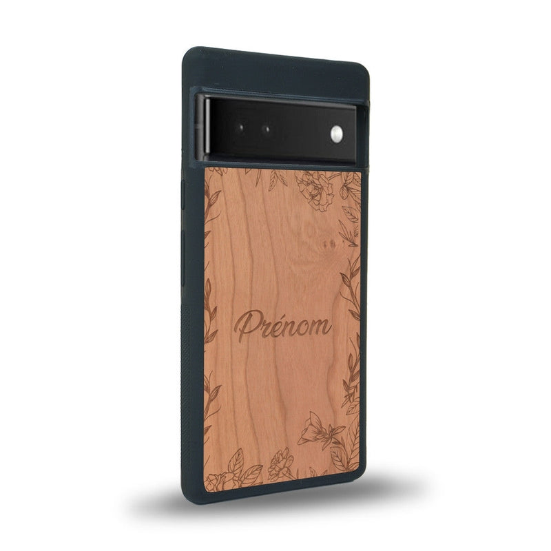 Coque de protection en bois véritable fabriquée en France pour Google Pixel 6pro sur le thème de la fête des mères avec un motif représentant des fleurs et des feuilles