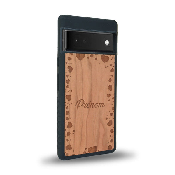 Coque de protection en bois véritable fabriquée en France pour Google Pixel 6pro sur le thème de la fête des mères avec un motif représentant des coeurs et des feuilles