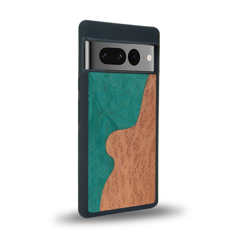 Coque de protection en bois véritable fabriquée en France pour Google Pixel 7 Pro alliant plusieurs essences de bois pour représenter une plage paradisiaque