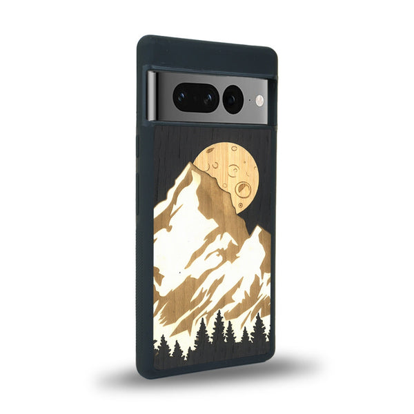 Coque de protection en bois véritable fabriquée en France pour Google Pixel 7 Pro alliant plusieurs essences de bois pour représenter le mont Everest