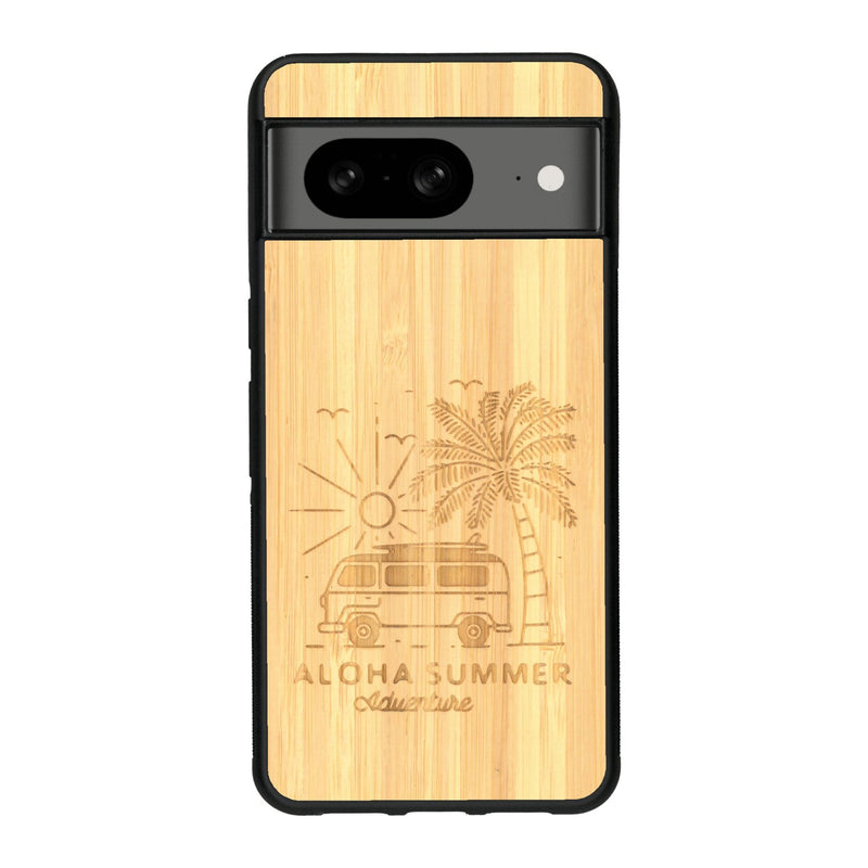 Coque de protection en bois véritable fabriquée en France pour Google Pixel 7A sur le thème de la plage, de l'été et vanlife.