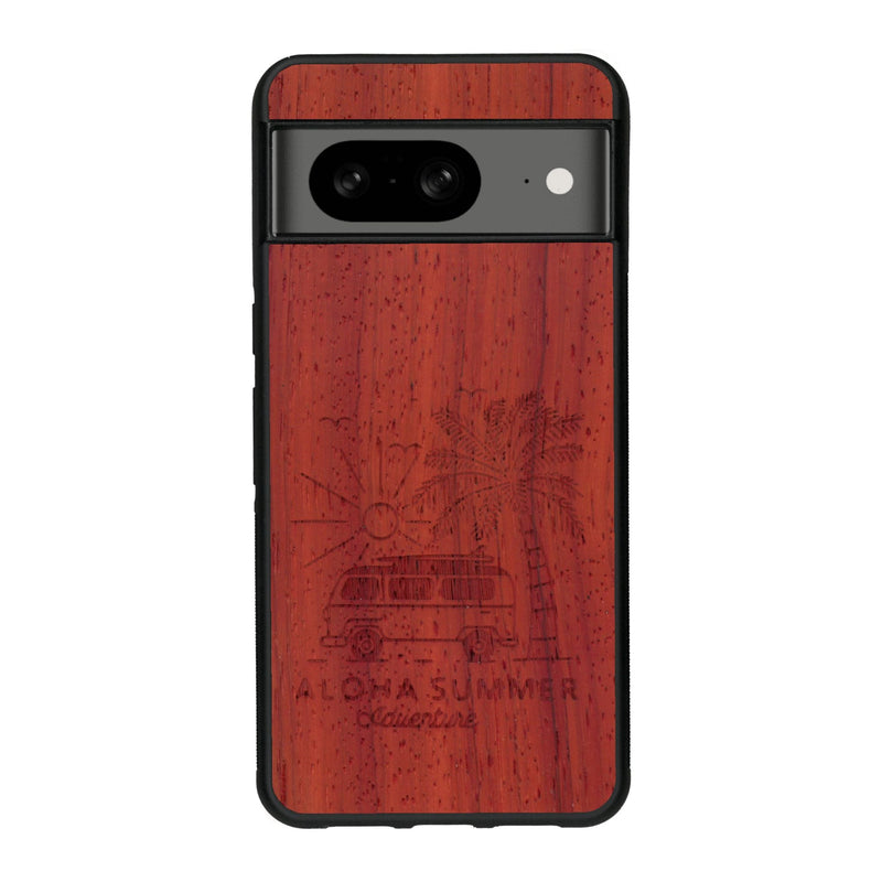 Coque de protection en bois véritable fabriquée en France pour Google Pixel 7A sur le thème de la plage, de l'été et vanlife.