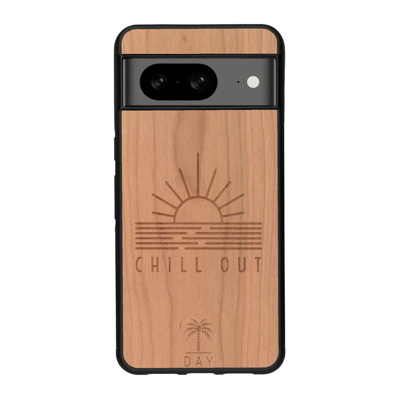 Coque de protection en bois véritable fabriquée en France pour Google Pixel 7A sur le thème chill avec un motif représentant un couché de soleil sur l'océan et la phrase "Chill out"