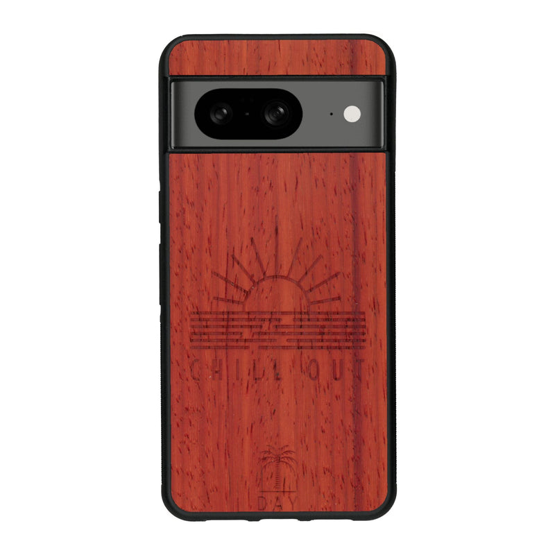 Coque de protection en bois véritable fabriquée en France pour Google Pixel 7A sur le thème chill avec un motif représentant un couché de soleil sur l'océan et la phrase "Chill out"