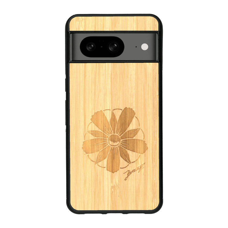 Coque de protection en bois véritable fabriquée en France pour Google Pixel 7A sur le thème des fleurs et de la montagne avec un motif de gravure représentant les pétales d'une fleur des montagnes