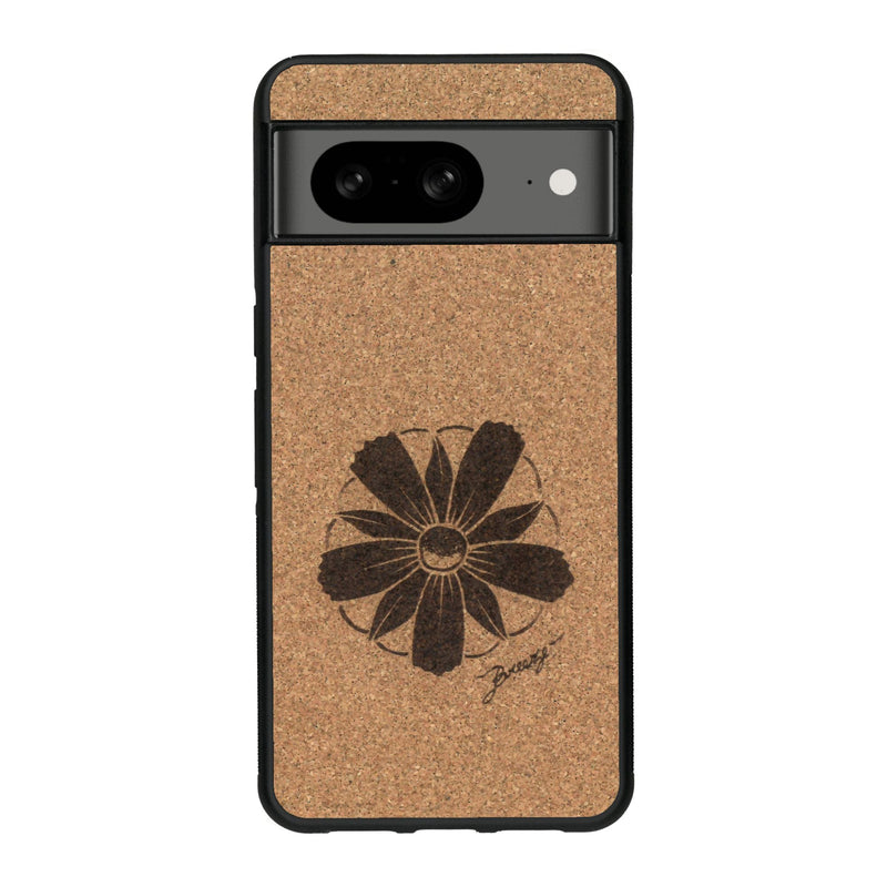 Coque de protection en bois véritable fabriquée en France pour Google Pixel 7A sur le thème des fleurs et de la montagne avec un motif de gravure représentant les pétales d'une fleur des montagnes