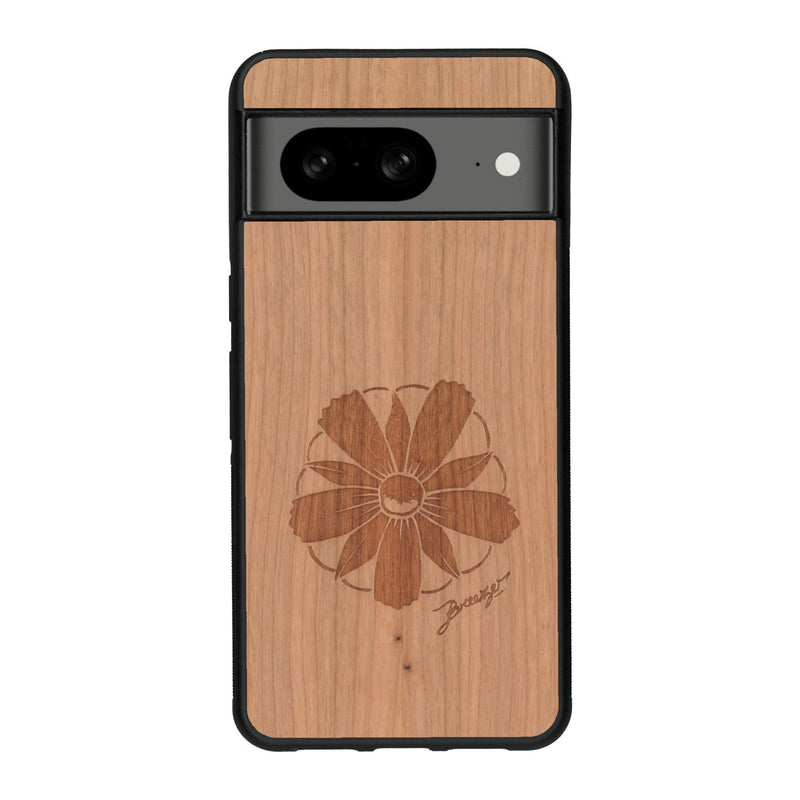 Coque de protection en bois véritable fabriquée en France pour Google Pixel 7A sur le thème des fleurs et de la montagne avec un motif de gravure représentant les pétales d'une fleur des montagnes