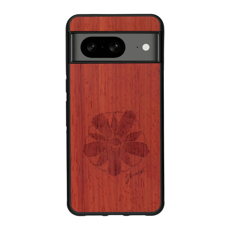 Coque de protection en bois véritable fabriquée en France pour Google Pixel 7A sur le thème des fleurs et de la montagne avec un motif de gravure représentant les pétales d'une fleur des montagnes