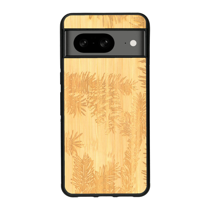 Coque de protection en bois véritable fabriquée en France pour Google Pixel 7A sur le thème de la nature des arbres avec un motif de gravure représentant des épines de sapin et des pommes de pin