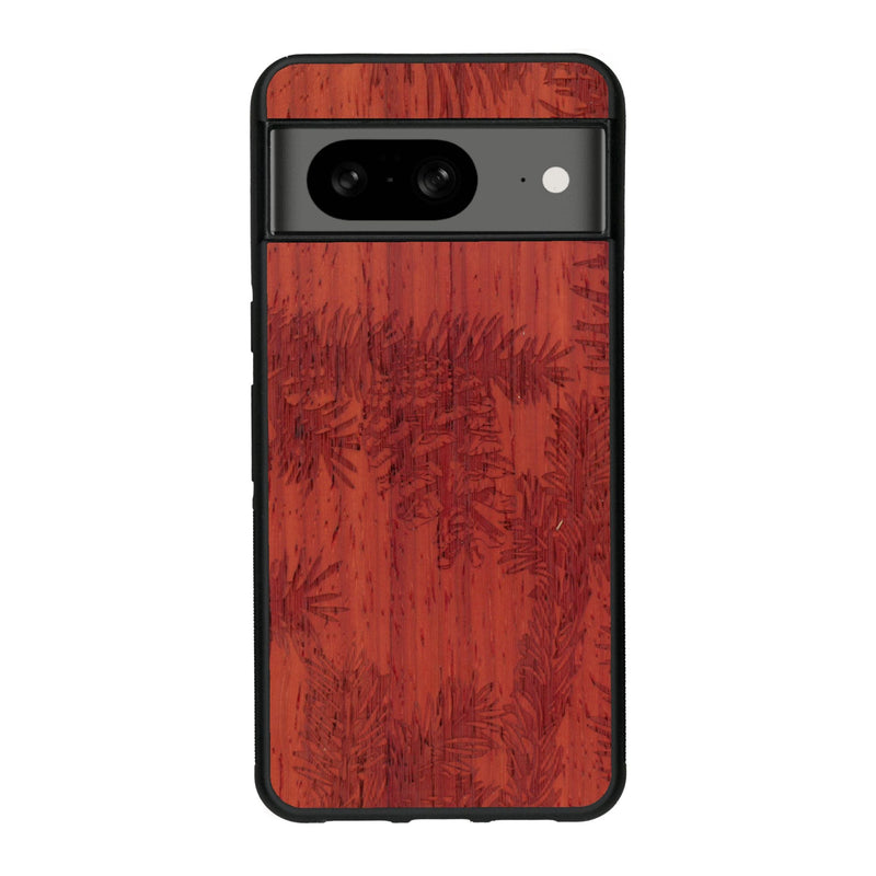 Coque de protection en bois véritable fabriquée en France pour Google Pixel 7A sur le thème de la nature des arbres avec un motif de gravure représentant des épines de sapin et des pommes de pin