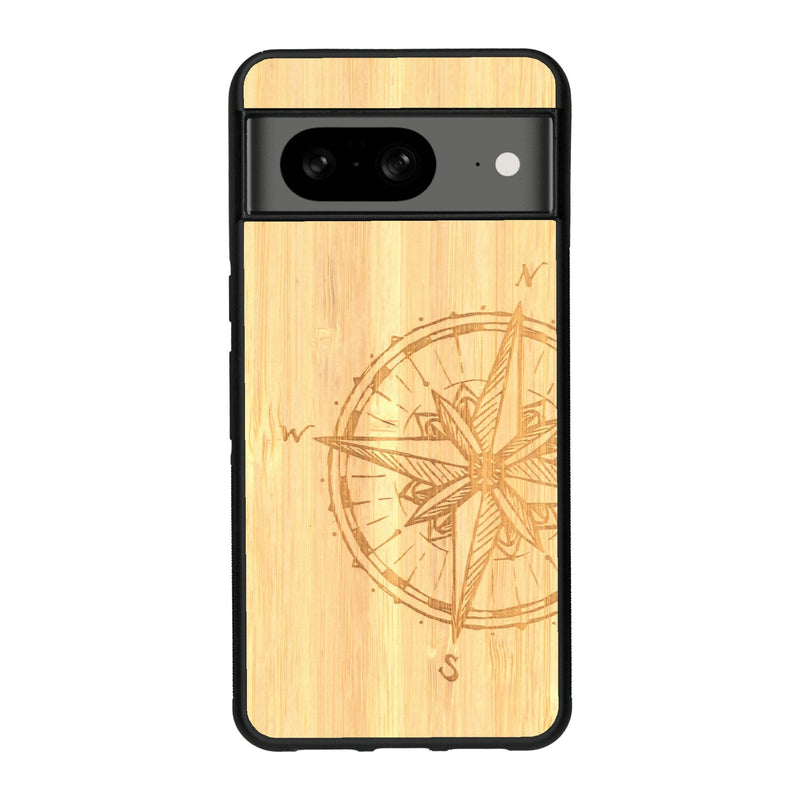 Coque de protection en bois véritable fabriquée en France pour Google Pixel 7A avec une gravure "rose des vents" sur le thème nautique et de l'océan qui s'inspire des boussoles de pirate