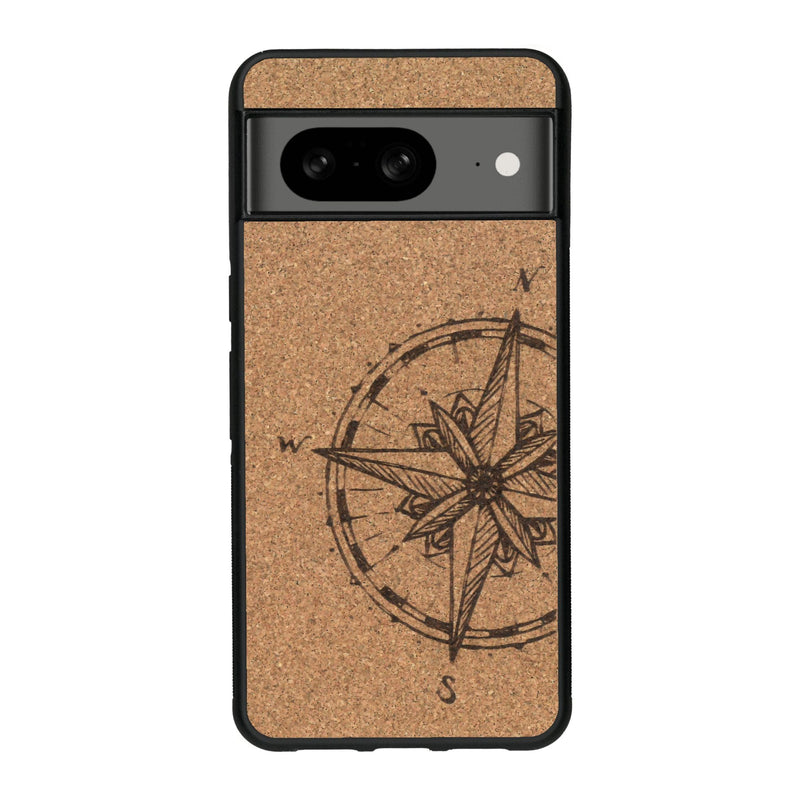 Coque de protection en bois véritable fabriquée en France pour Google Pixel 7A avec une gravure "rose des vents" sur le thème nautique et de l'océan qui s'inspire des boussoles de pirate