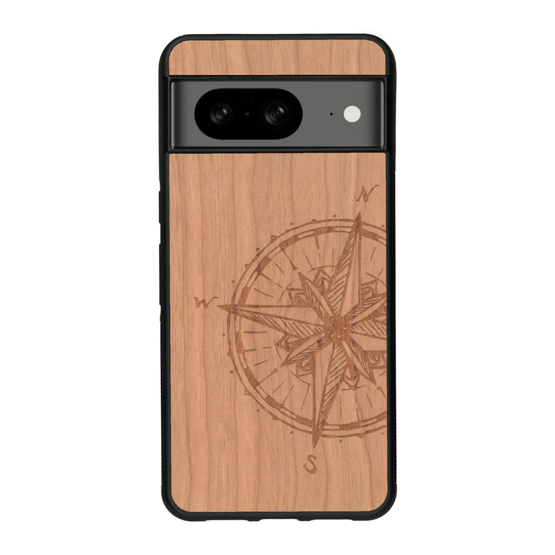 Coque de protection en bois véritable fabriquée en France pour Google Pixel 7A avec une gravure "rose des vents" sur le thème nautique et de l'océan qui s'inspire des boussoles de pirate