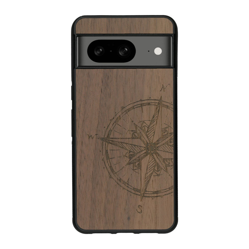 Coque de protection en bois véritable fabriquée en France pour Google Pixel 7A avec une gravure "rose des vents" sur le thème nautique et de l'océan qui s'inspire des boussoles de pirate