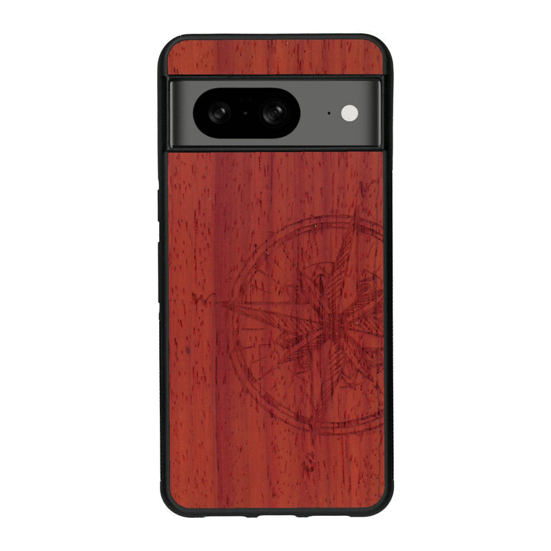 Coque de protection en bois véritable fabriquée en France pour Google Pixel 7A avec une gravure "rose des vents" sur le thème nautique et de l'océan qui s'inspire des boussoles de pirate