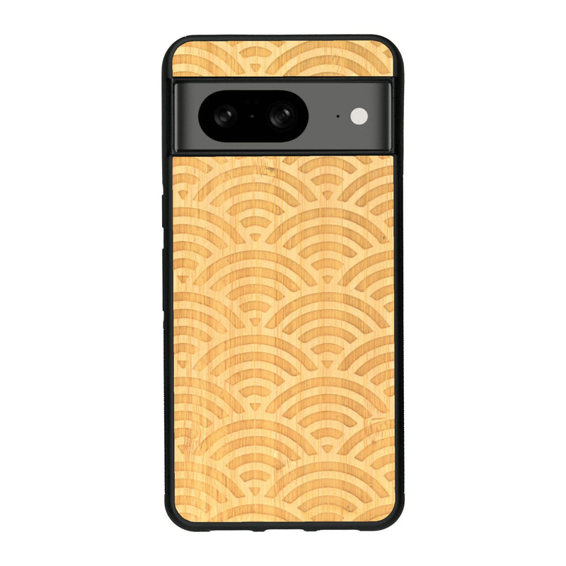 Coque de protection en bois véritable fabriquée en France pour Google Pixel 7A baptisée "La Sinjak" avec un motif de gravure abstrait représentant la répétition d'un symbole wifi