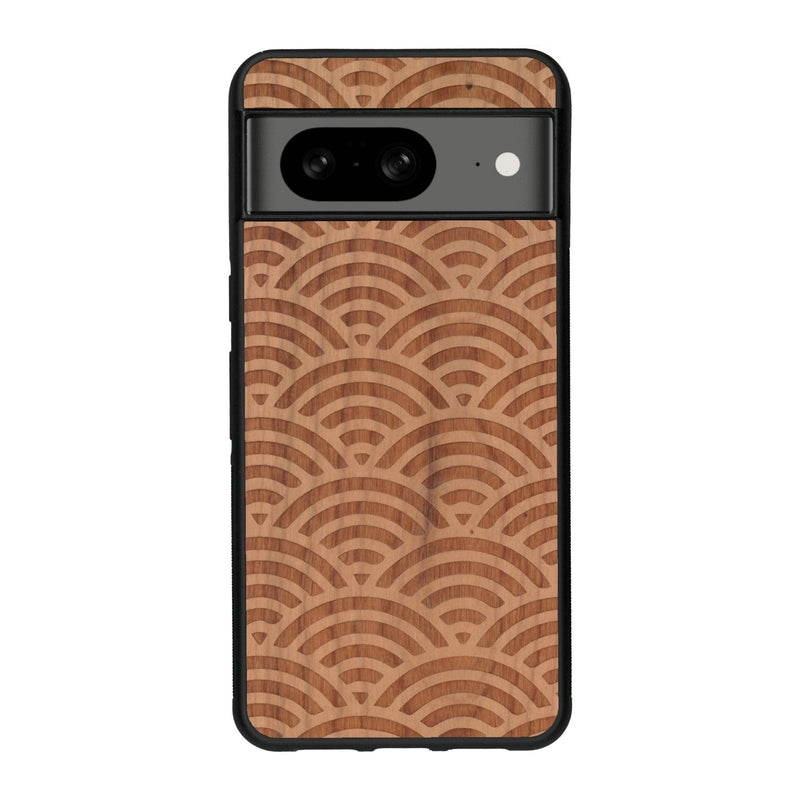 Coque de protection en bois véritable fabriquée en France pour Google Pixel 7A baptisée "La Sinjak" avec un motif de gravure abstrait représentant la répétition d'un symbole wifi