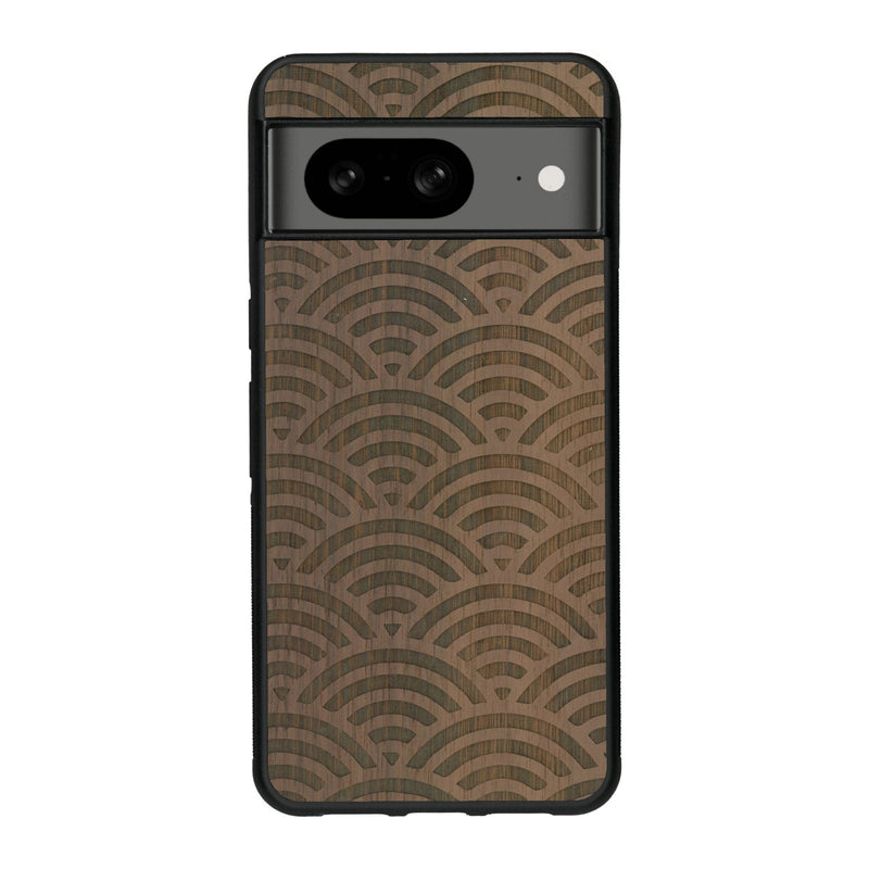 Coque de protection en bois véritable fabriquée en France pour Google Pixel 7A baptisée "La Sinjak" avec un motif de gravure abstrait représentant la répétition d'un symbole wifi