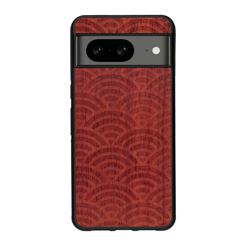 Coque de protection en bois véritable fabriquée en France pour Google Pixel 7A baptisée "La Sinjak" avec un motif de gravure abstrait représentant la répétition d'un symbole wifi