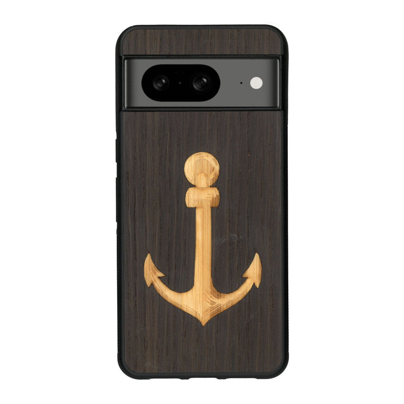 Coque de protection en bois véritable fabriquée en France pour Google Pixel 7A sur le thème nautique avec un bois clair et un bois foncé représentant une ancre de bateau