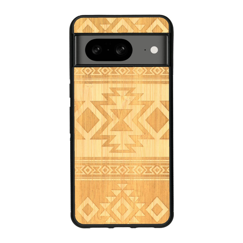 Coque de protection en bois véritable fabriquée en France pour Google Pixel 7A avec des motifs géométriques s'inspirant des temples aztèques, mayas et incas