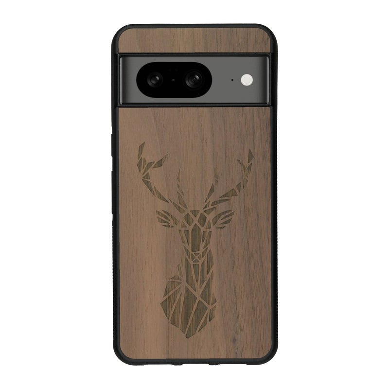 Coque de protection en bois véritable fabriquée en France pour Google Pixel 7A sur le thème de la nature et des animaux représentant une tête de cerf gométrique avec un design moderne et minimaliste