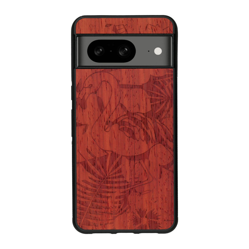 Coque de protection en bois véritable fabriquée en France pour Google Pixel 7A sur le thème de la nature et des animaux représentant un flamant rose entre des fougères