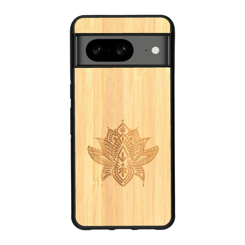 Coque de protection en bois véritable fabriquée en France pour Google Pixel 7A sur le thème de la nature et du yoga avec une gravure zen représentant une fleur de lotus