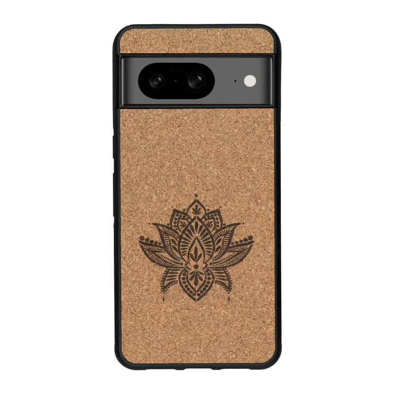 Coque de protection en bois véritable fabriquée en France pour Google Pixel 7A sur le thème de la nature et du yoga avec une gravure zen représentant une fleur de lotus