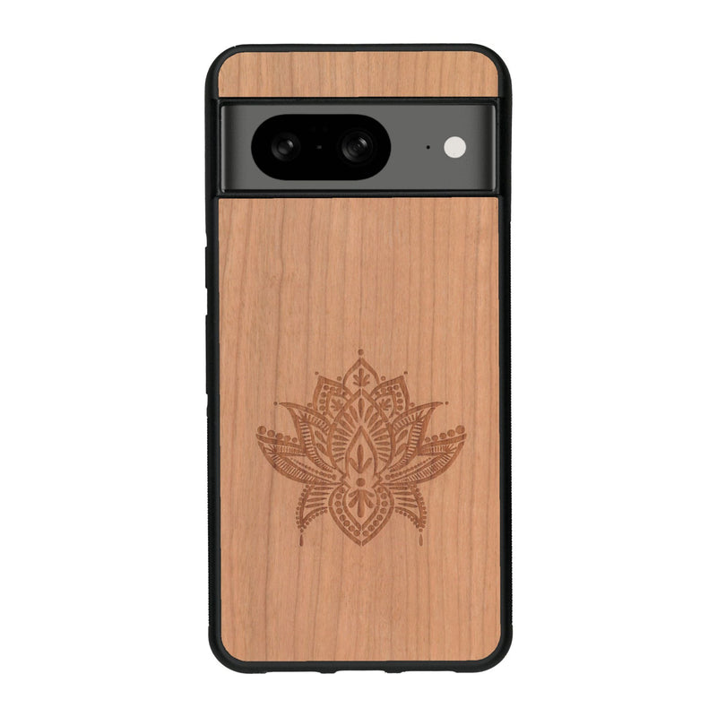 Coque de protection en bois véritable fabriquée en France pour Google Pixel 7A sur le thème de la nature et du yoga avec une gravure zen représentant une fleur de lotus