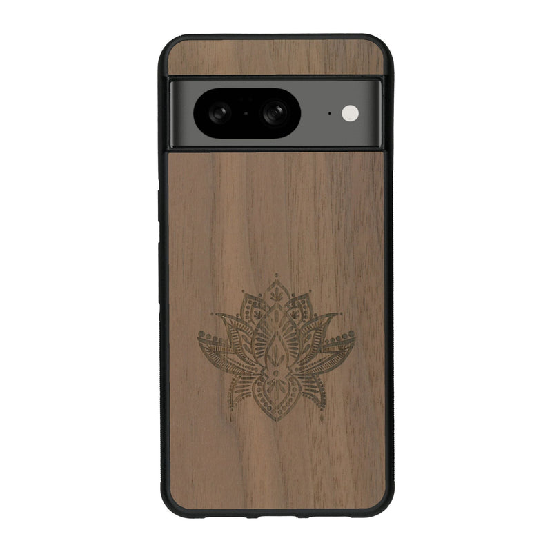 Coque de protection en bois véritable fabriquée en France pour Google Pixel 7A sur le thème de la nature et du yoga avec une gravure zen représentant une fleur de lotus