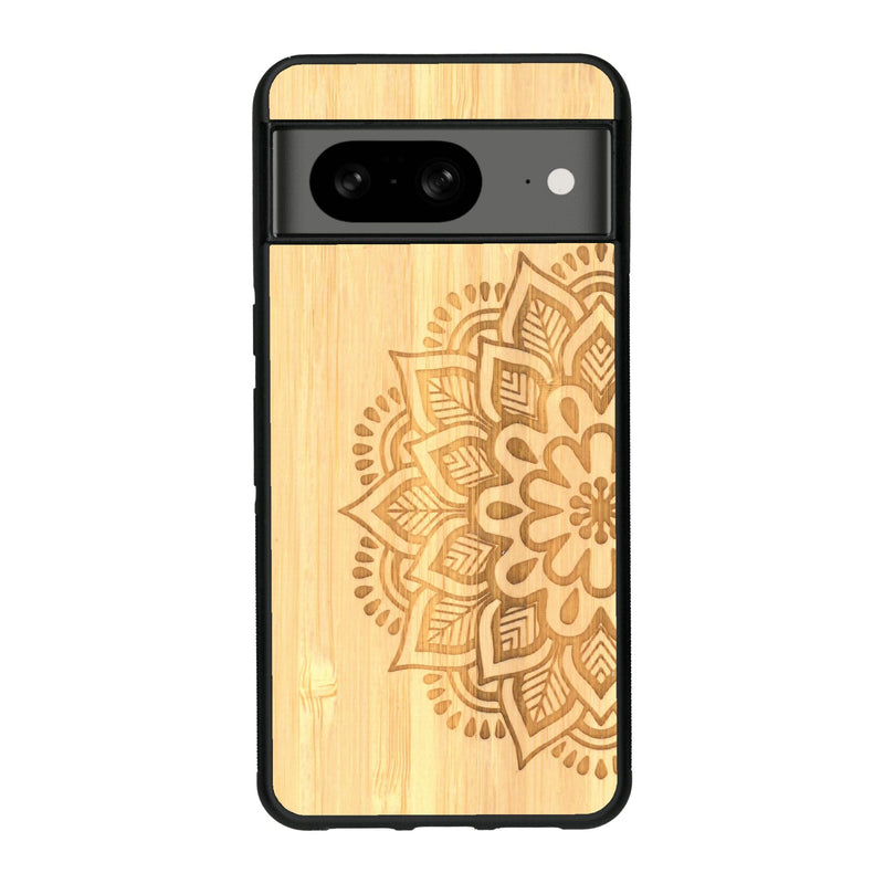 Coque de protection en bois véritable fabriquée en France pour Google Pixel 7A sur le thème de la bohème et du tatouage au henné avec une gravure représentant un mandala