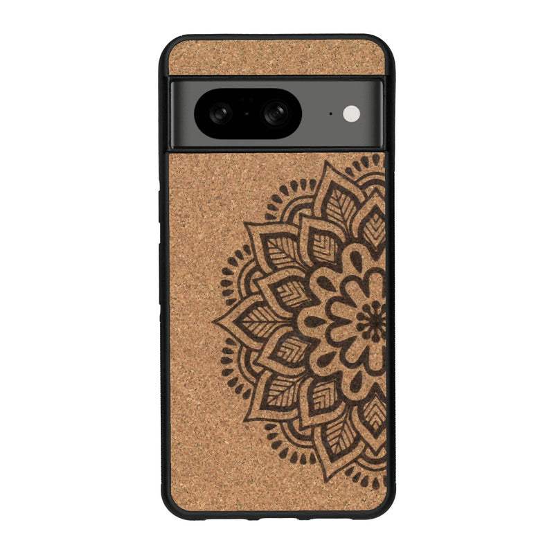 Coque de protection en bois véritable fabriquée en France pour Google Pixel 7A sur le thème de la bohème et du tatouage au henné avec une gravure représentant un mandala