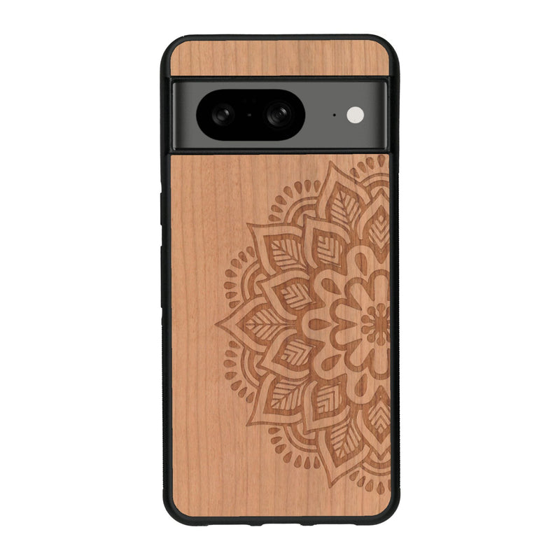 Coque de protection en bois véritable fabriquée en France pour Google Pixel 7A sur le thème de la bohème et du tatouage au henné avec une gravure représentant un mandala