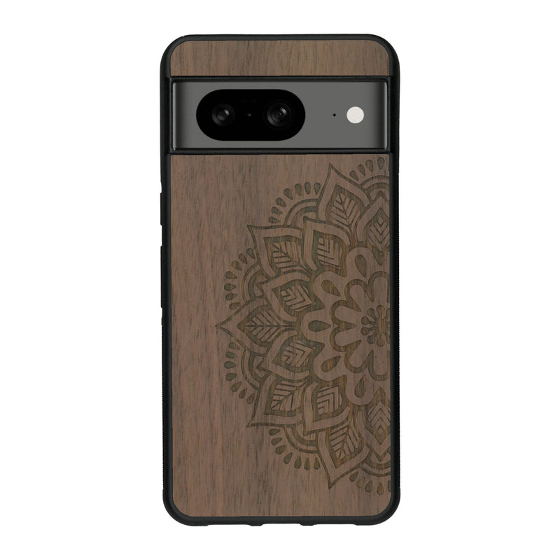 Coque de protection en bois véritable fabriquée en France pour Google Pixel 7A sur le thème de la bohème et du tatouage au henné avec une gravure représentant un mandala