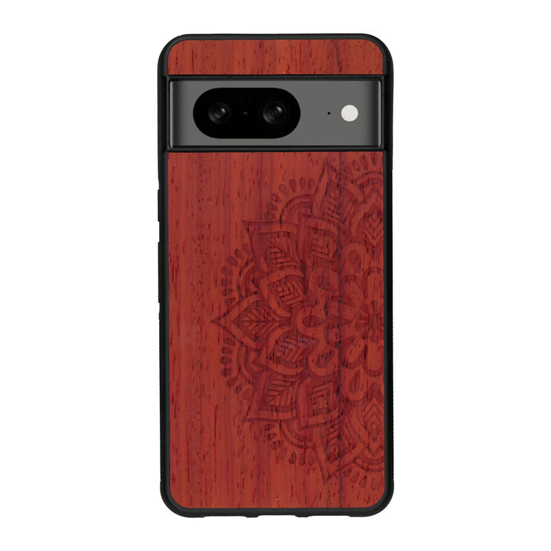 Coque de protection en bois véritable fabriquée en France pour Google Pixel 7A sur le thème de la bohème et du tatouage au henné avec une gravure représentant un mandala