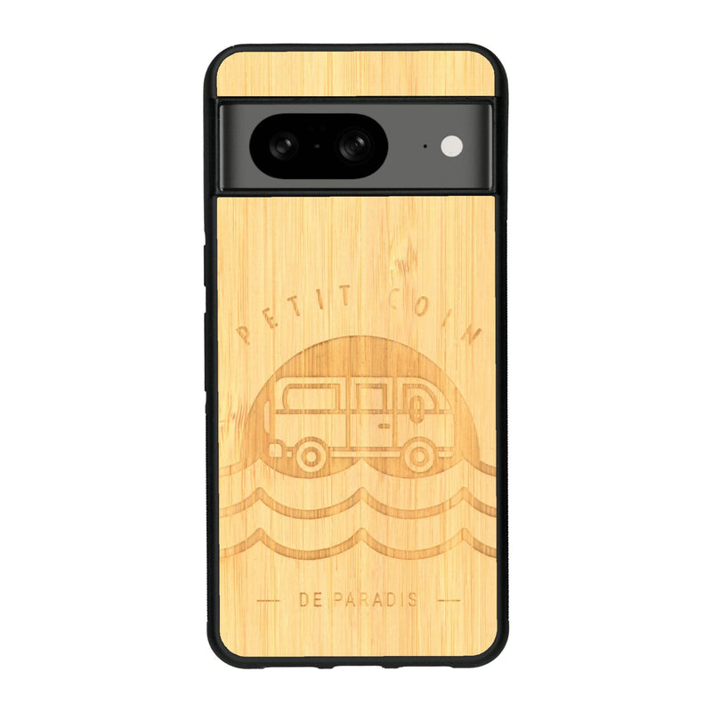 Coque de protection en bois véritable fabriquée en France pour Google Pixel 7A sur le thème des voyages en vans, vanlife et chill avec une gravure représentant un van vw combi devant le soleil couchant sur une plage avec des vagues