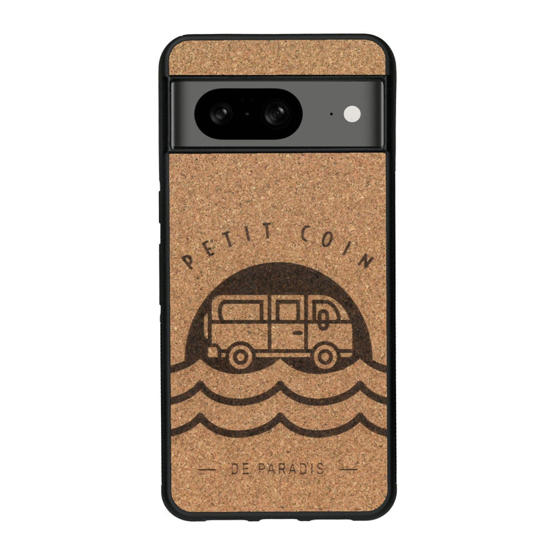 Coque de protection en bois véritable fabriquée en France pour Google Pixel 7A sur le thème des voyages en vans, vanlife et chill avec une gravure représentant un van vw combi devant le soleil couchant sur une plage avec des vagues