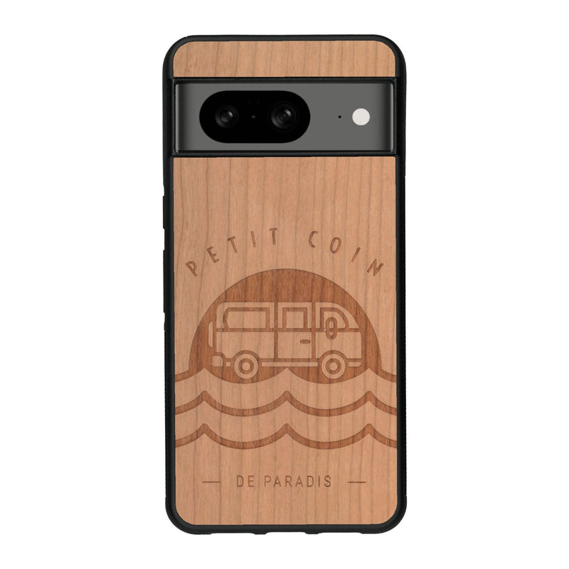 Coque de protection en bois véritable fabriquée en France pour Google Pixel 7A sur le thème des voyages en vans, vanlife et chill avec une gravure représentant un van vw combi devant le soleil couchant sur une plage avec des vagues