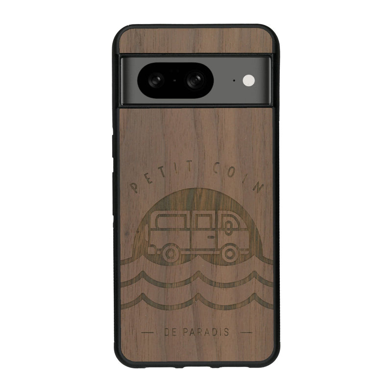 Coque de protection en bois véritable fabriquée en France pour Google Pixel 7A sur le thème des voyages en vans, vanlife et chill avec une gravure représentant un van vw combi devant le soleil couchant sur une plage avec des vagues