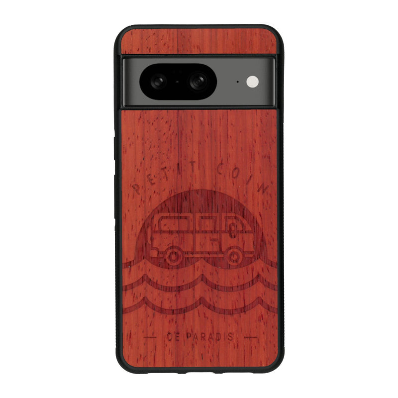 Coque de protection en bois véritable fabriquée en France pour Google Pixel 7A sur le thème des voyages en vans, vanlife et chill avec une gravure représentant un van vw combi devant le soleil couchant sur une plage avec des vagues