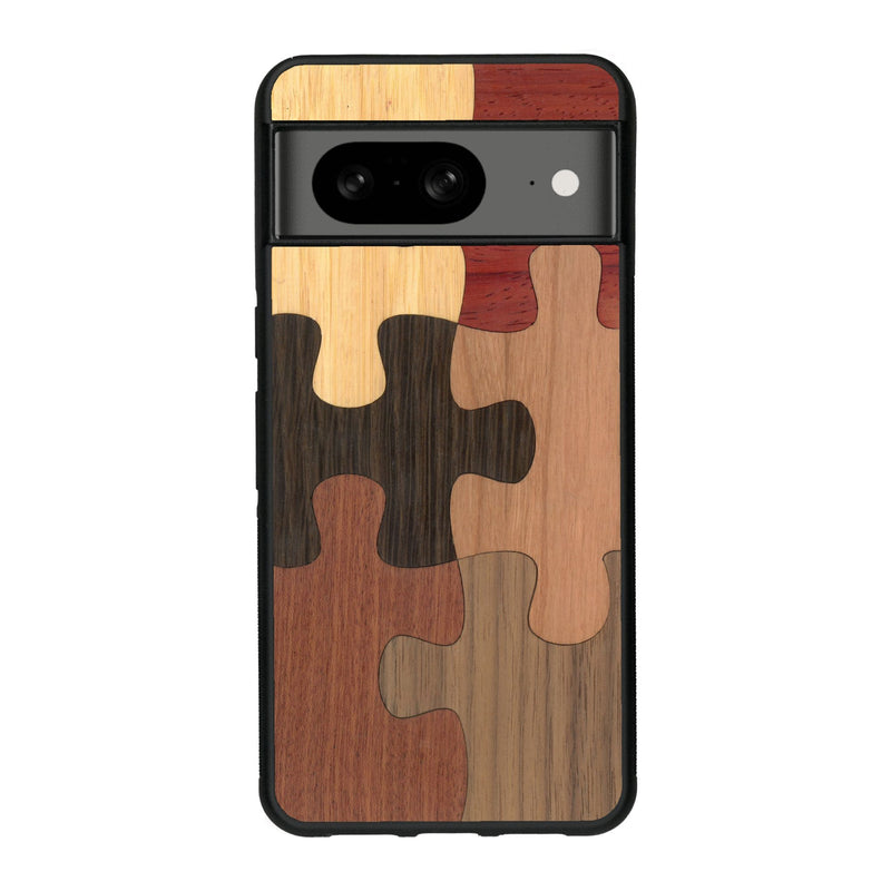 Coque de protection en bois véritable fabriquée en France pour Google Pixel 7A représentant un puzzle en six pièces qui allie du chêne fumé, du noyer, du bambou, du padouk, du merisier et de l'acajou