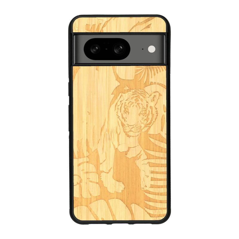 Coque de protection en bois véritable fabriquée en France pour Google Pixel 7A sur le thème de la nature et des animaux représentant un tigre dans la jungle entre des fougères