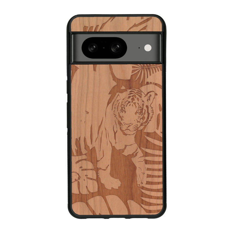 Coque de protection en bois véritable fabriquée en France pour Google Pixel 7A sur le thème de la nature et des animaux représentant un tigre dans la jungle entre des fougères