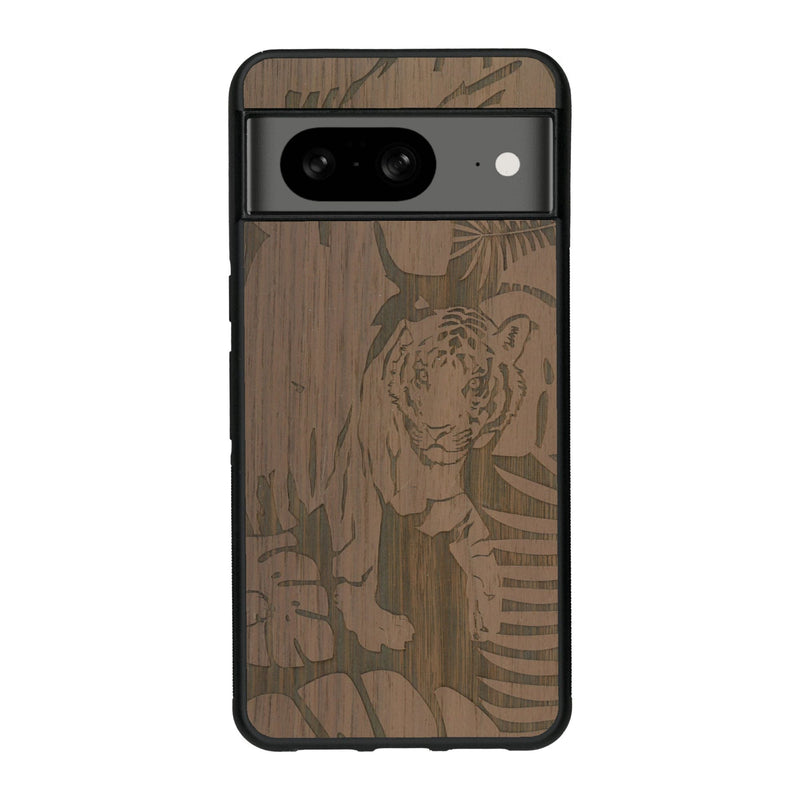 Coque de protection en bois véritable fabriquée en France pour Google Pixel 7A sur le thème de la nature et des animaux représentant un tigre dans la jungle entre des fougères