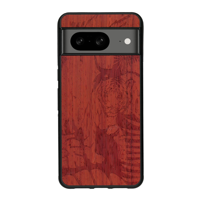 Coque de protection en bois véritable fabriquée en France pour Google Pixel 7A sur le thème de la nature et des animaux représentant un tigre dans la jungle entre des fougères