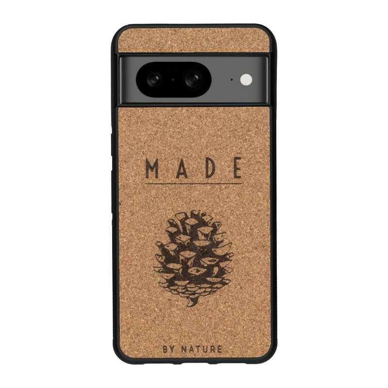 Coque de protection en bois véritable fabriquée en France pour Google Pixel 7A sur le thème de la nature et des arbres avec une gravure représentant une pomme de pin et la phrase "made by nature"