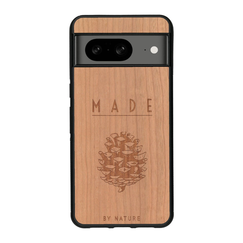 Coque de protection en bois véritable fabriquée en France pour Google Pixel 7A sur le thème de la nature et des arbres avec une gravure représentant une pomme de pin et la phrase "made by nature"