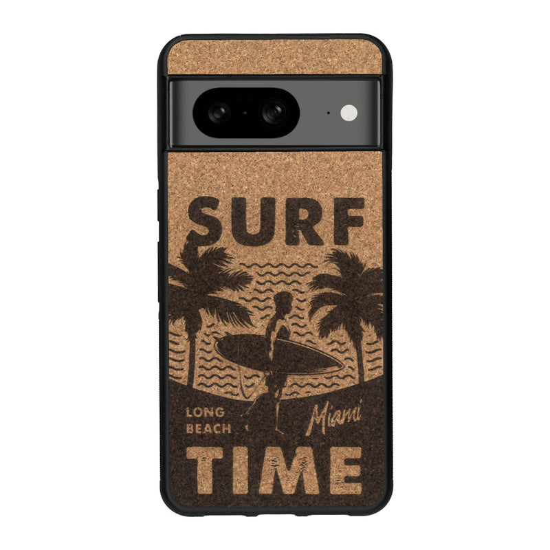 Coque de protection en bois véritable fabriquée en France pour Google Pixel 7A sur le thème chill avec un motif représentant une silouhette tenant une planche de surf sur une plage entouré de palmiers et les mots "Surf Time Long Beach Miami"