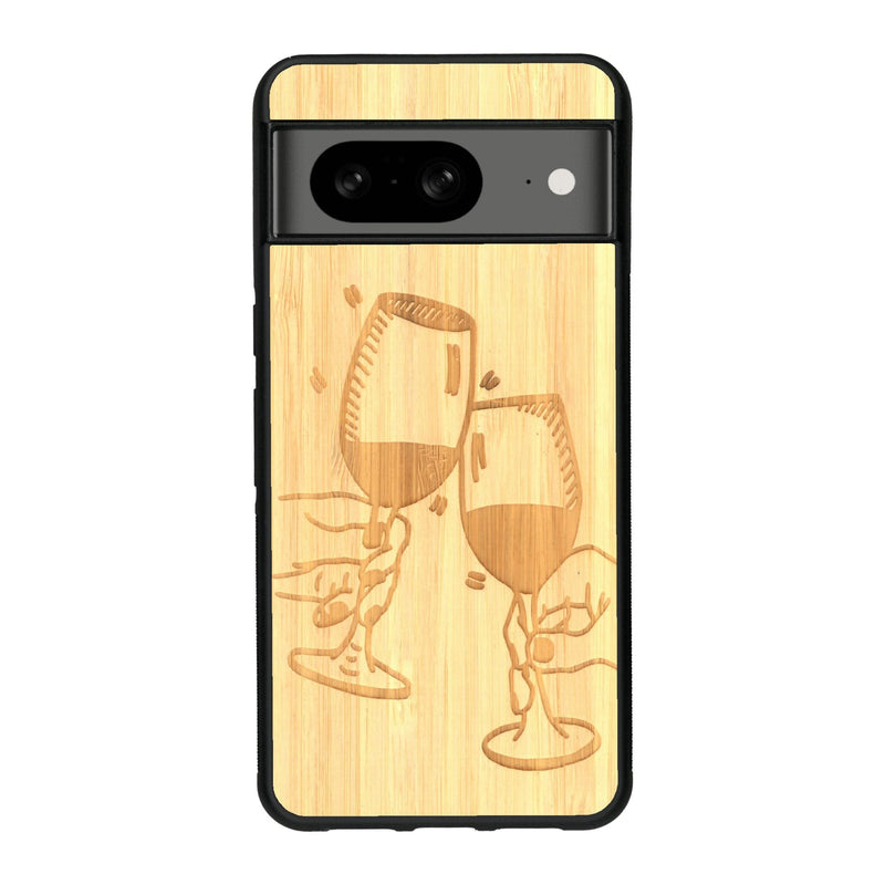 Coque de protection en bois véritable fabriquée en France pour Google Pixel 7A représentant une vue de face d'une flute de champagne dessinée à la main par l'artiste Maud Dabs